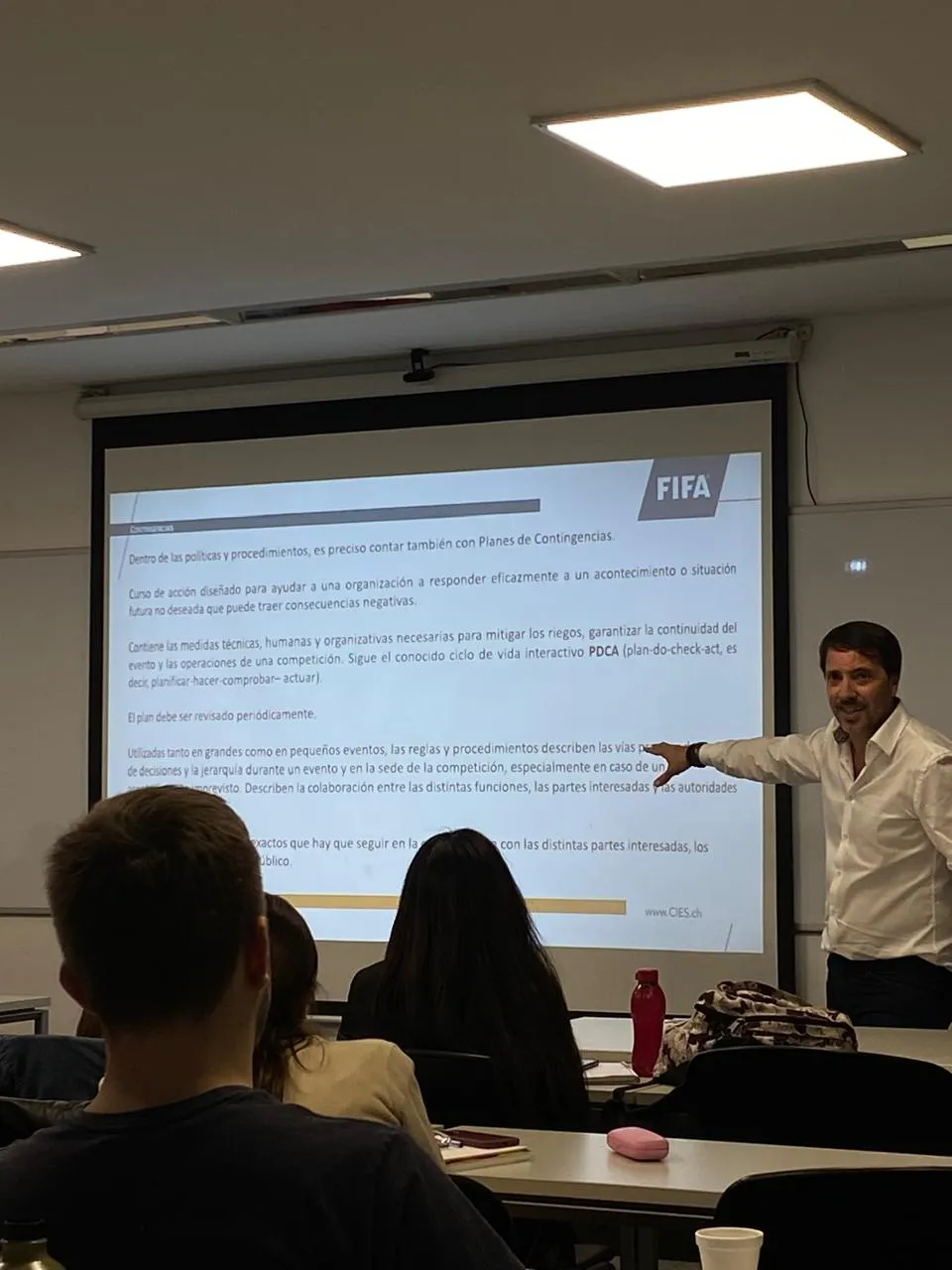 Germán Kovalski exponiendo en el Programa FIFA/CIES